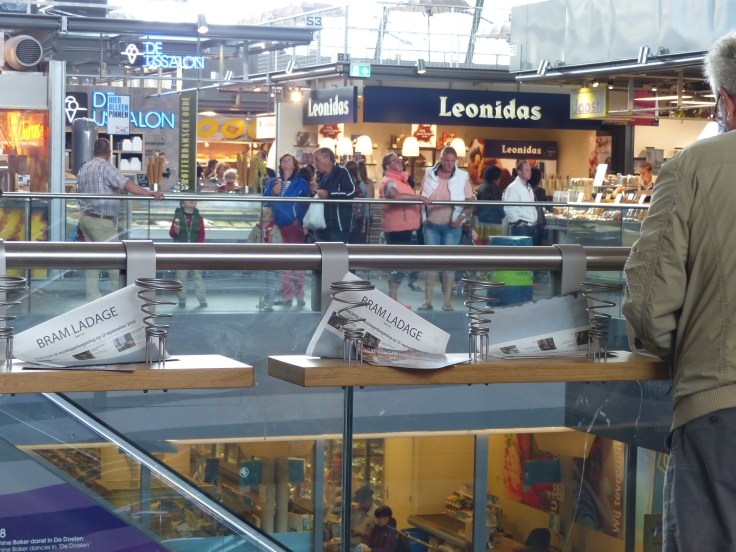 See the coiled metal chip holders along the bench